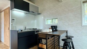 Perushuone, tupakointi kielletty (Open-airbath,Private dog run,BBQgrill) | Yksityinen keittiö | Täysikokoinen jääkaappi, mikroaaltouuni, liesi, riisinkeitin