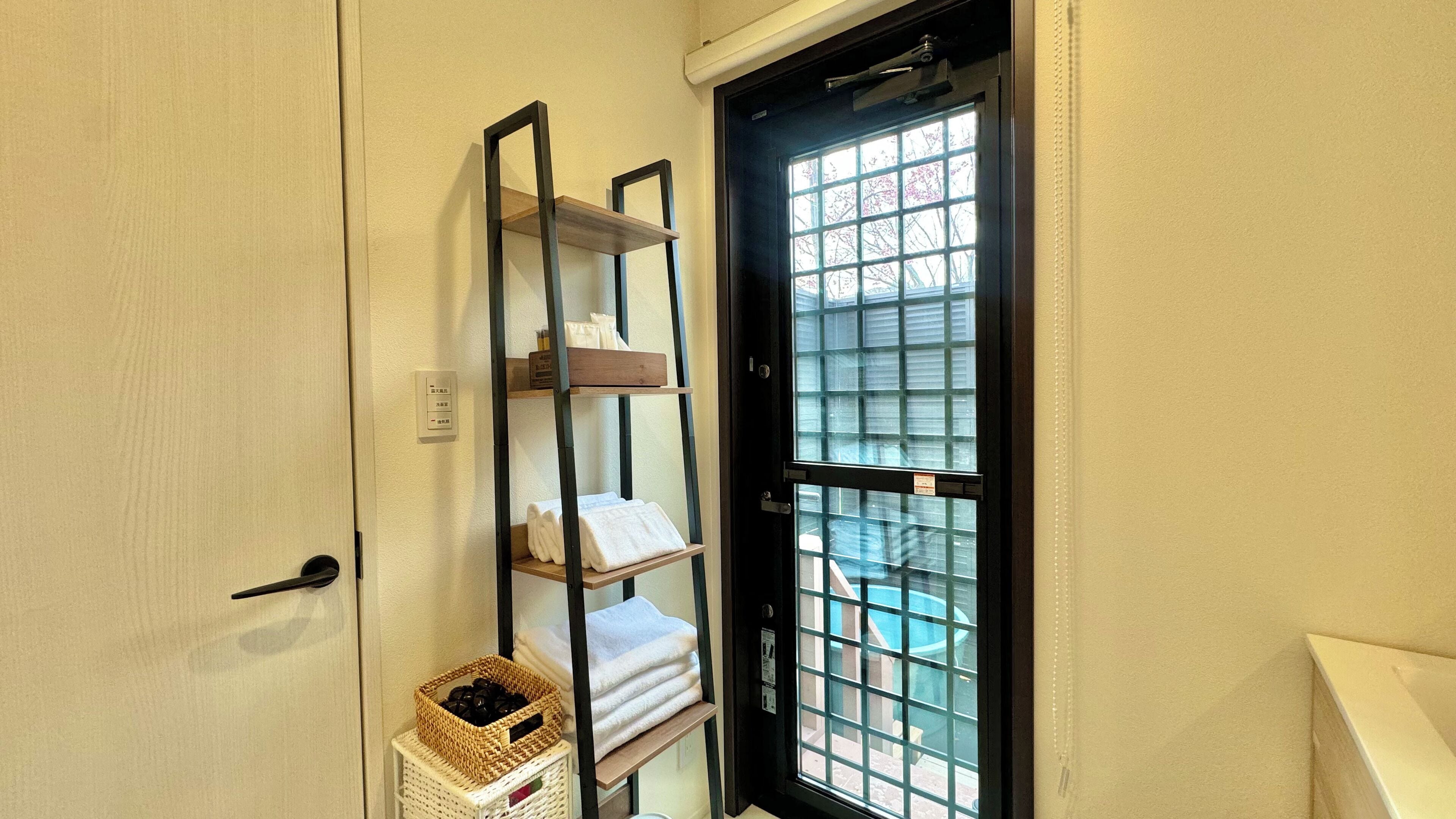 (Ruri)Basic / Open-air bath / Private dog run / Barbecue grill / Non-smoking | Bathroom | Separate tub and shower, hair dryer, towels, shampoo