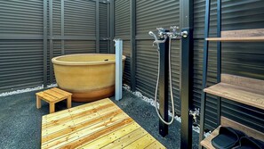 (Kohaku)Basic / Open-air bath / Private dog run / Barbecue grill / Non-smoking | Bathroom | Separate tub and shower, hair dryer, towels, shampoo - Solana Izu HighLands (Itō)