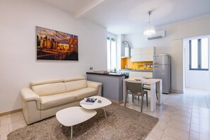 Huoneisto, 1 keskisuuri parisänky ja vuodesohva | Oleskelualue | 30–tuumainen televisio, jossa satelliittikanavat