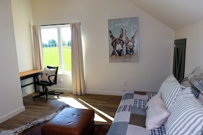 Een bureau, een strijkplank/strijkijzer, gratis wifi, beddengoed
