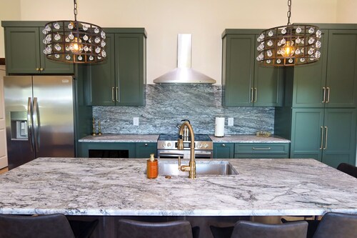 Welcome to FarRhode Stable! A new, charming, 3 bedroom, 2-bathroom luxury condo perched above a beautiful barn. You will feel like a true Kentuckian with the gorgeous views of horses, cattle, donkeys, & even ducks! Book now for a perfect stay!