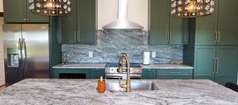 Welcome to FarRhode Stable! A new, charming, 3 bedroom, 2-bathroom luxury condo perched above a beautiful barn. You will feel like a true Kentuckian with the gorgeous views of horses, cattle, donkeys, & even ducks! Book now for a perfect stay!