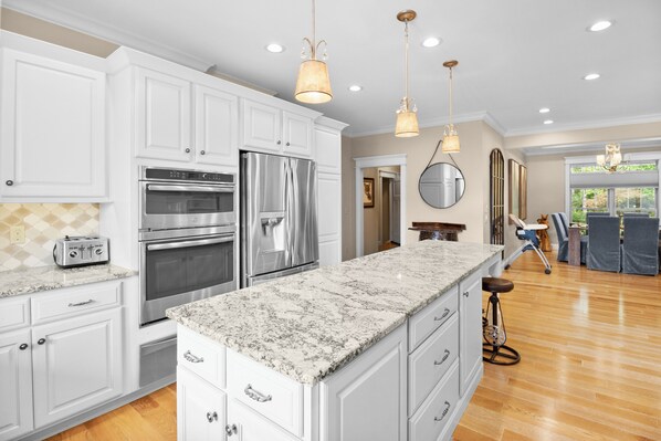 Fridge, microwave, oven, stovetop - New lake front getaway on Woods Creek Lake with entertainment opportunities for everyone! Perfect for holidays, weekend getaways, family weekends, or just a good ole fashioned lake weekend. (London)