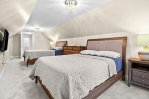 4 bedrooms, desk, free WiFi, bed sheets - New lake front getaway on Woods Creek Lake with entertainment opportunities for everyone! Perfect for holidays, weekend getaways, family weekends, or just a good ole fashioned lake weekend. (London)
