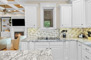 Fridge, microwave, oven, stovetop - New lake front getaway on Woods Creek Lake with entertainment opportunities for everyone! Perfect for holidays, weekend getaways, family weekends, or just a good ole fashioned lake weekend. (London)