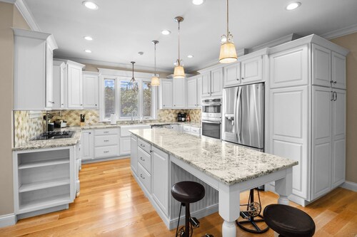 New lake front getaway on Woods Creek Lake with entertainment opportunities for everyone! Perfect for holidays, weekend getaways, family weekends, or just a good ole fashioned lake weekend.