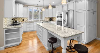 New lake front getaway on Woods Creek Lake with entertainment opportunities for everyone! Perfect for holidays, weekend getaways, family weekends, or just a good ole fashioned lake weekend.