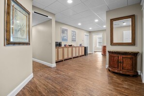 Lobby - New lake front getaway on Woods Creek Lake with entertainment opportunities for everyone! Perfect for holidays, weekend getaways, family weekends, or just a good ole fashioned lake weekend. (London)