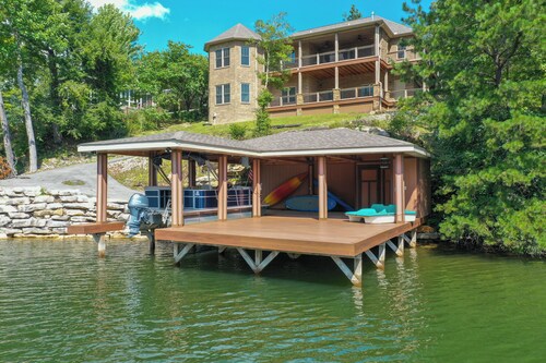 New lake front getaway on Woods Creek Lake with entertainment opportunities for everyone! Perfect for holidays, weekend getaways, family weekends, or just a good ole fashioned lake weekend.