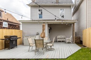 Outdoor dining - Plush 4BR Retreat Patio, Great Location (Pittsburgh)