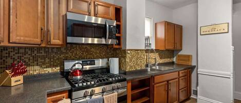 Jääkaappi, mikroaaltouuni, uuni, liesi