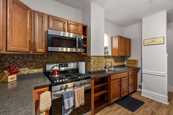 Réfrigérateur, four à micro-ondes, un four, surface de cuisson