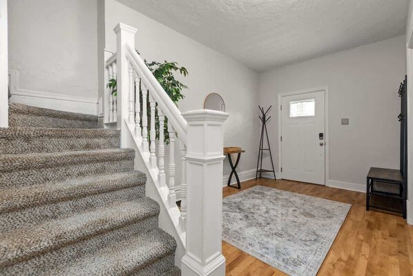 Interior - Plush 4BR Retreat Patio, Great Location (Pittsburgh)