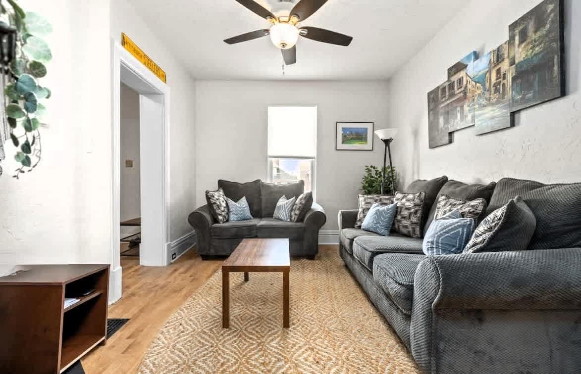 Een televisie en een kantoor