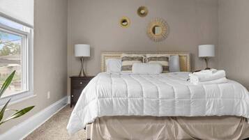 4 slaapkamers, een bureau, een strijkplank/strijkijzer, reisbedje