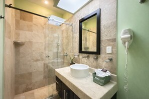 Een douche, een haardroger, handdoeken, zeep