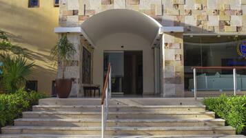 Vista frontal de la propiedad