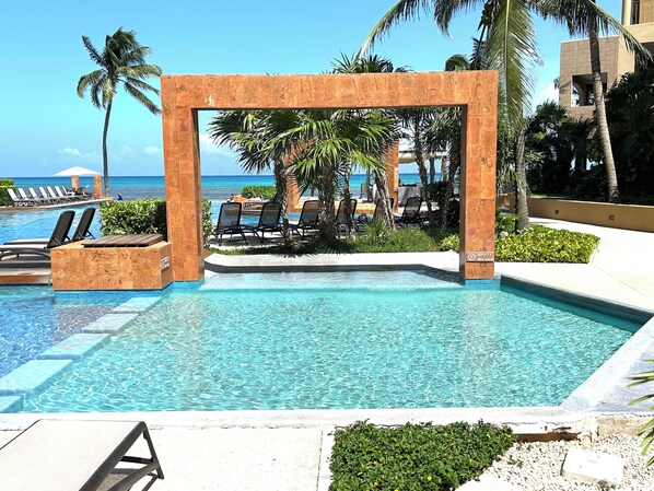 室外泳池；泳池傘、躺椅