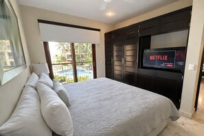 Departamento Deluxe, vista a la alberca | Caja de seguridad en la habitación y cortinas blackout 