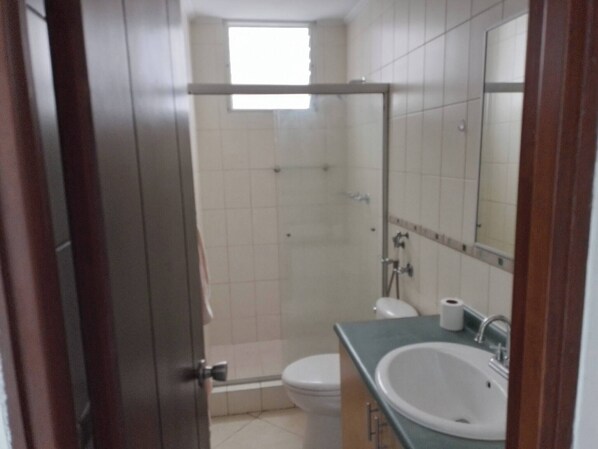 Shared Dormitory, 3 Bedrooms, Accessible, Smoking | Bathroom - Room-room in El Cangrejo Panama (Panama City)