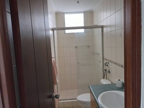 Shared Dormitory, 3 Bedrooms, Accessible, Smoking | Bathroom amenities
