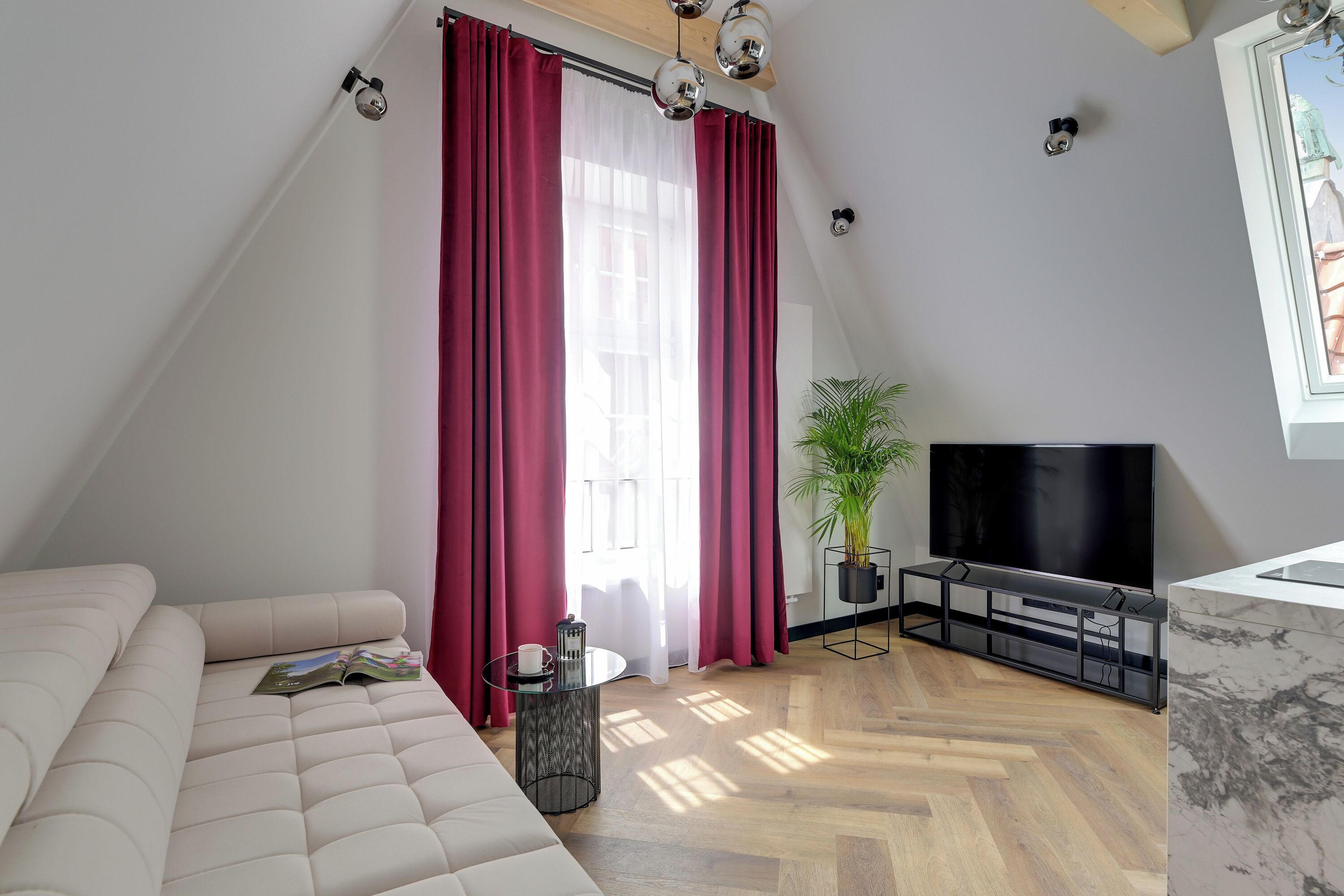 Departamento Deluxe, 2 habitaciones, aire acondicionado | Área de sala de estar | Televisión de pantalla plana 