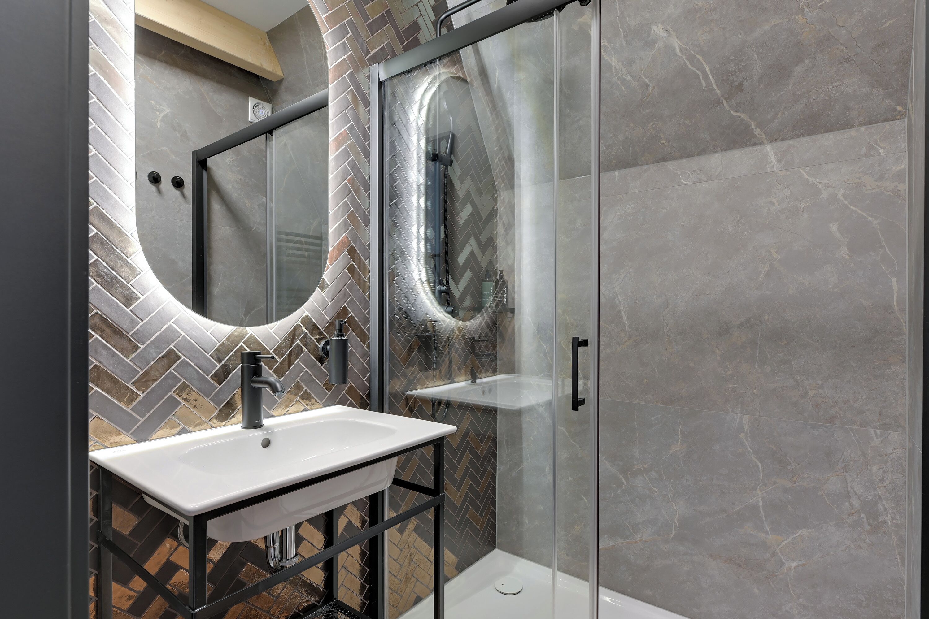 Deluxe Apartment, 2 Bedrooms, Air conditioning | Bathroom | Hair dryer, towels, soap, shampoo