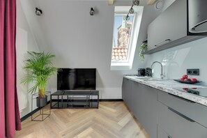 Deluxe Apartment, 2 Bedrooms, Air conditioning | Living area | Flat-screen TV