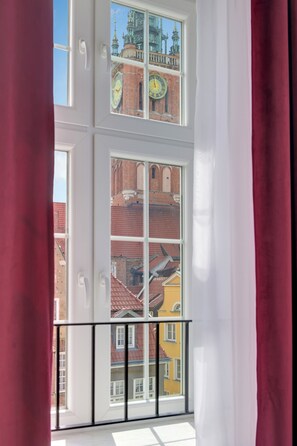 Deluxe Apartment, 2 Bedrooms, Air conditioning | Living area | Flat-screen TV