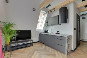 Apartamento Deluxe, 2 habitaciones, Aire acondicionado | Cocina básica privada | Frigorífico pequeño, placa de cocina, lavavajillas y cafetera o tetera