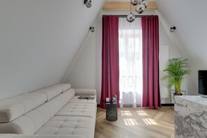 Apartamento Deluxe, 2 habitaciones, Aire acondicionado | Zona de estar | Una televisión de pantalla plana