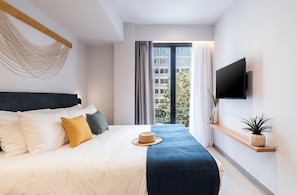 Classic-Doppelzimmer, 1 Queen-Bett, Balkon | Laptopgeeigneter Arbeitsplatz, Verdunkelungsvorhänge