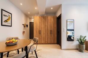 Espacio para trabajar con laptop y cortinas blackout