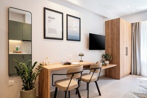 Habitación Confort doble | Espacio para trabajar con un portátil y cortinas opacas