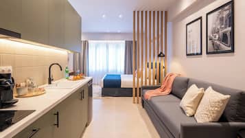 Design appartement, 1 queensize bed met slaapbank | Een laptopwerkplek, verduisterende gordijnen, geluiddichte muren