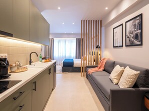 Design appartement, 1 queensize bed met slaapbank | Een laptopwerkplek, verduisterende gordijnen, geluiddichte muren