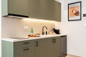 Comfort tweepersoonskamer | Privékeuken | Een kookplaat, kookgerei, borden en bestek