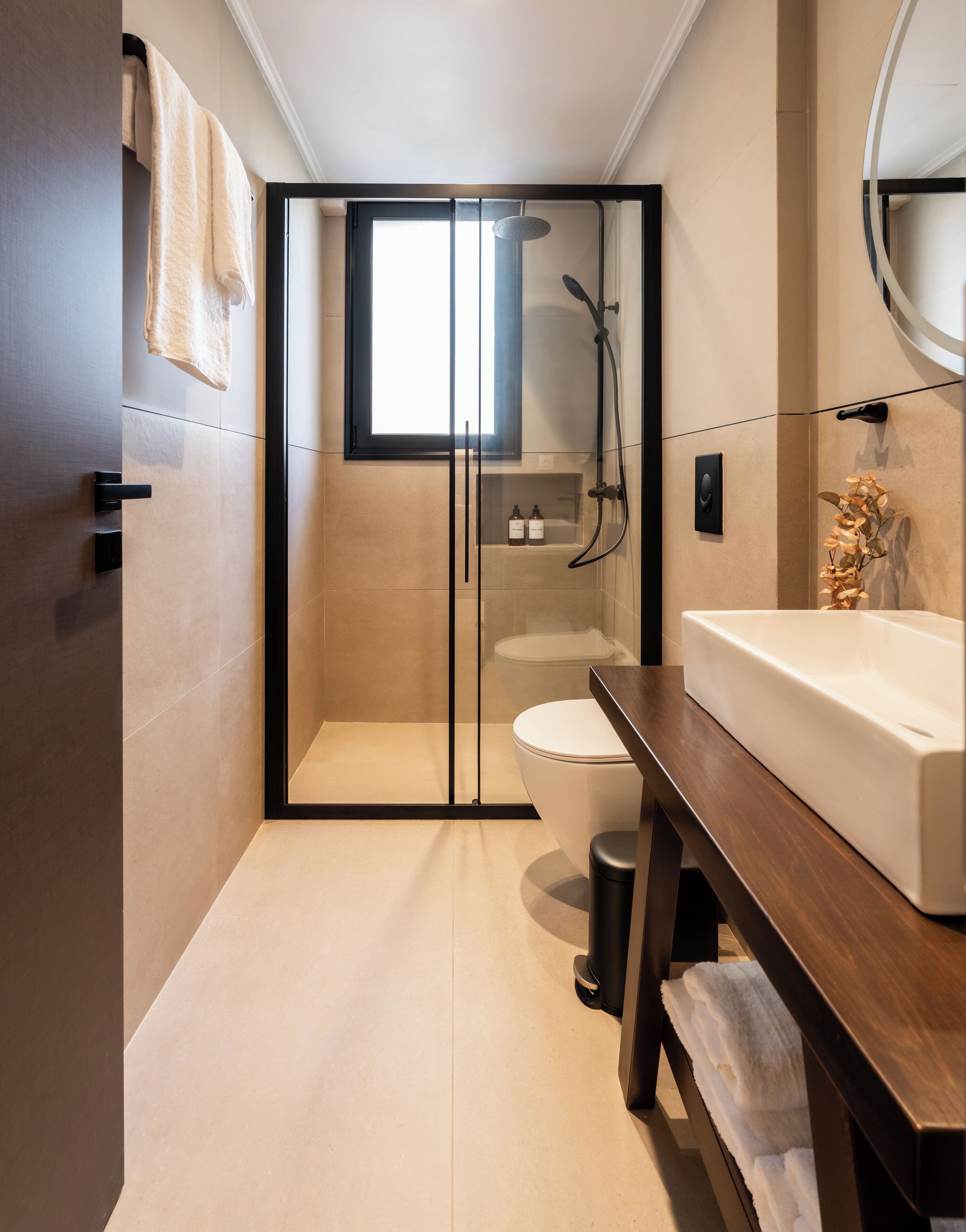 Deluxe Double Room, Balcony | Bathroom | Shower, rainfall showerhead, hair dryer, towels