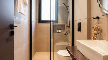 Deluxe Double Room, Balcony | Bathroom | Shower, rainfall showerhead, hair dryer, towels