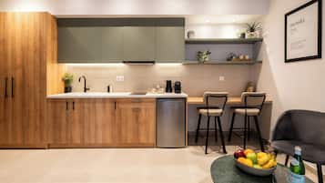 Deluxe Double Room, Balcony | Private kitchen | Stovetop, cookware/dishes/utensils