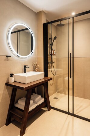 Grand Apartment, 2 Queen Beds | Bathroom | Shower, rainfall showerhead, hair dryer, towels - PAME Apartments Athens (Athens)