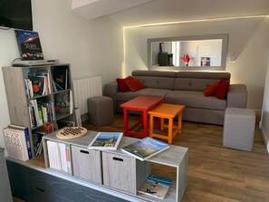 Living area - Cottage 'Domaine De Jarentin 4-5 P' with Wi-Fi (Saint-Marcel-de-Féline)