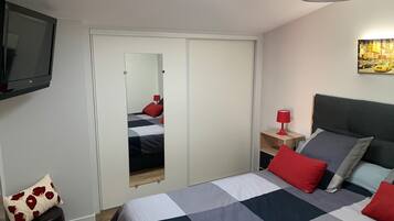 1 slaapkamer, een strijkplank/strijkijzer, wifi, beddengoed