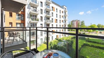 Deluxe-huoneisto, parveke, jokinäköala | Parveke
