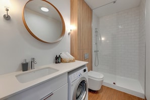 Deluxe-Apartment, Balkon, Flussblick | Badezimmer | Haartrockner, Handtücher, Seife, Shampoo