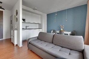 Deluxe-huoneisto, parveke, jokinäköala | Oleskelualue | Taulutelevisio