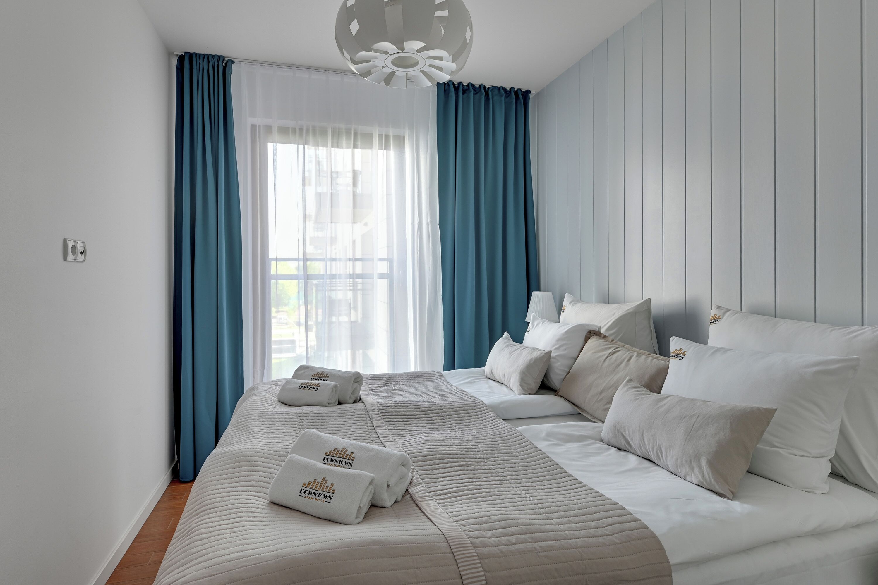 Appartamento Deluxe, balcone, vista fiume | Area soggiorno | TV a schermo piatto