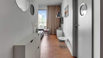 Deluxe-Apartment, Balkon, Flussblick | Wohnbereich | Flachbildfernseher
