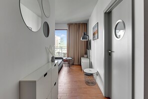 Deluxe-huoneisto, parveke, jokinäköala | Oleskelualue | Taulutelevisio